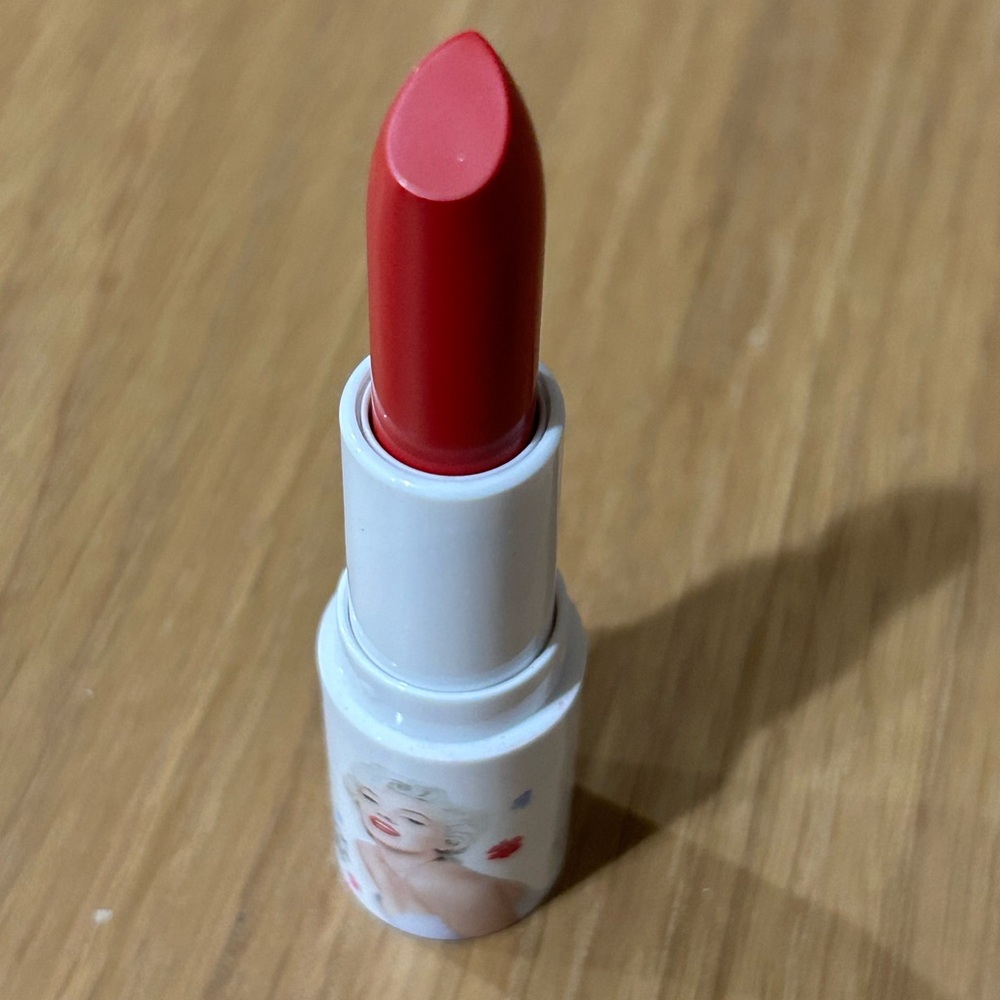 Wet n Wild Marilyn Monroe Bold Red Lipstick - Picture 16 of 16